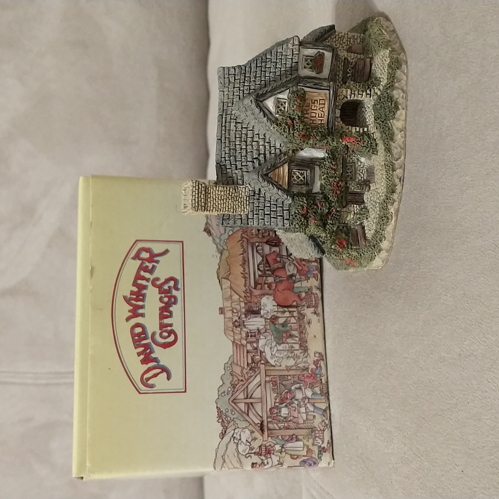 1985 David Winter Cottages Hogs Head Beer House